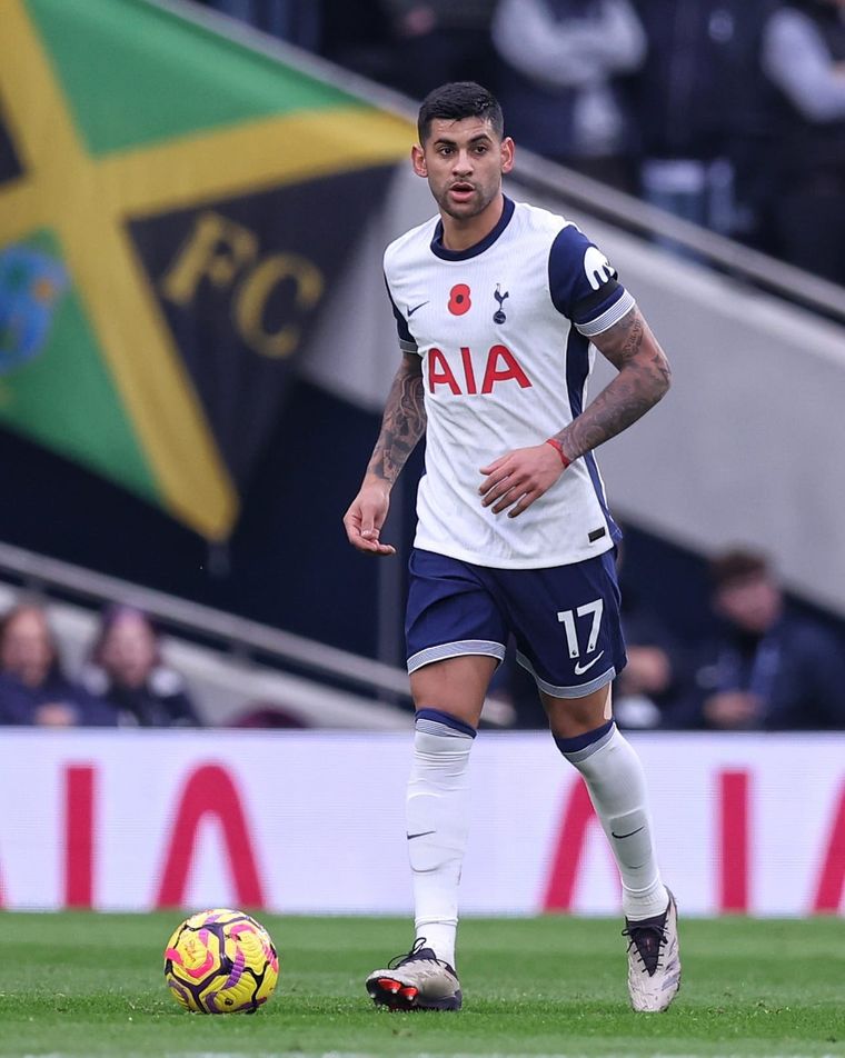 El Tottenham no quiere desprenderse fácilmente del Cuti Romero y lo blindó con una cifra exhorbitante.