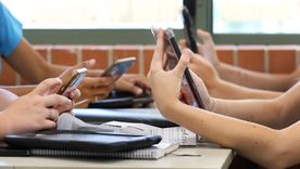 Otra escuela de Mendoza prohibió el uso de los celulares en las aulas. Otra escuela de Mendoza prohibió el uso de los celulares en las aulas.