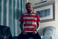 Dani ALves con la camiseta de Sporting Clube São João de Ver.