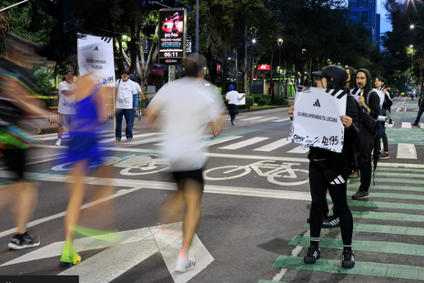 Adidas respondió a Nike durante el maratón de México. Adidas respondió a Nike durante el maratón de México.
