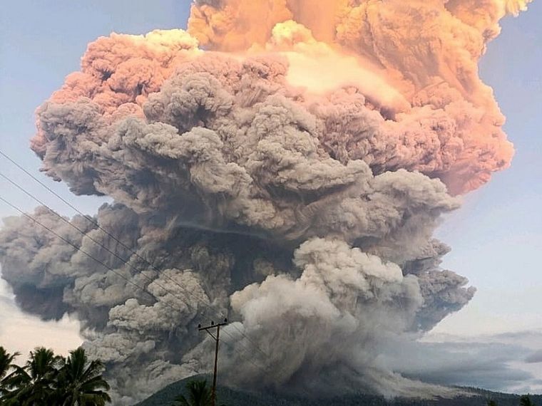 El volcán Lewotobi Laki-laki se mantiene en actividad constante desde su erupción este martes