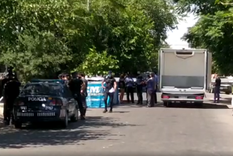 Personal de policía científica se encuentra trabajando en el lugar para determinar qué sucedió