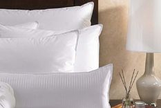 Has que tu cama luzca como la de una hotel de lujo. Foto: Harpers