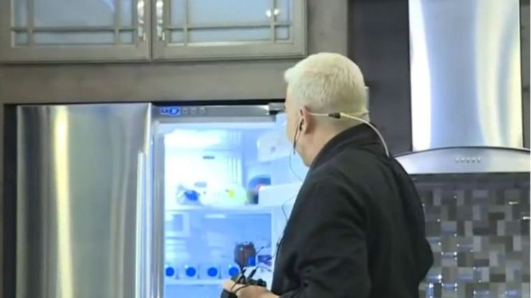 La cocina de lujo: equipamiento moderno y diseño minimalista en el centro de la casa rodante del coreógrafo. La cocina de lujo: equipamiento moderno y diseño minimalista en el centro de la casa rodante del coreógrafo.