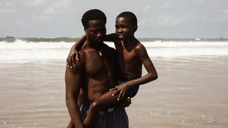 Ṣọpẹ́ Dìrísù ofrece una interpretación sobria, sólida y profundamente conmovedora como el padre.
