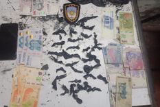 Los envoltorios de drogas listas para venta y el dinero incautado al metalúrgico en el procedimiento. Los envoltorios de drogas listas para venta y el dinero incautado al metalúrgico en el procedimiento.