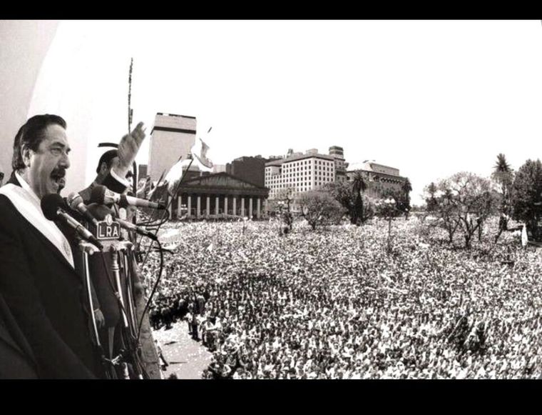 Hace cuarenta años asumía la presidencia Raúl Ricardo Alfonsín. Se abría para la Argentina la oportunidad más importante del siglo XX Foto: Victor Bugge