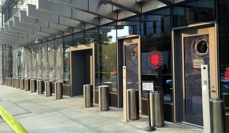 Consulado Turquía El edificio vandalizado en Nueva York. Foto: Twitter/RaziC.