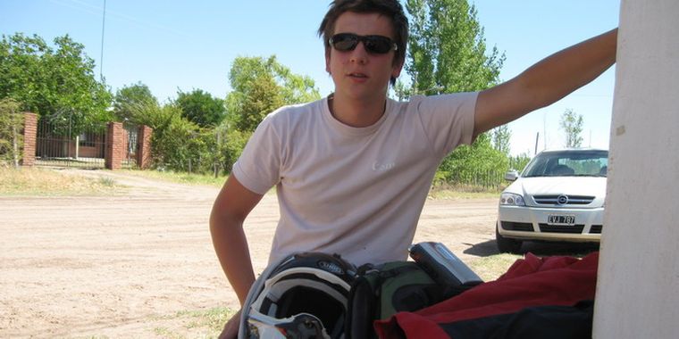 Carlos Costa, con los dos nuevos cascos para Sánchez.