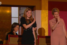 Elisabeth de Bélgica reapareció con elegancia y una joya con historia familiar. Foto: VRT