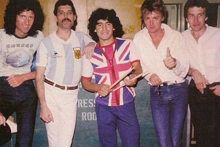 La icónica foto de los integrantes de Queen junto a Diego Armando Maradona.