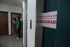 Vecinos y vecinas, exigen que al menos, habiliten un ascensor para las personas que lo necesitan. Foto: Maximiliano Ríos/MDZ Vecinos y vecinas, exigen que al menos, habiliten un ascensor para las personas que lo necesitan. Foto: Maximiliano Ríos/MDZ
