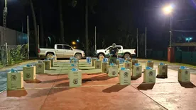 El secuestro de 19.500 atados de cigarrillos de contrabando hallados luego de ser abandonado por una camioneta que chocó con un control de Gendarmería y huyó en Misiones. El secuestro de 19.500 atados de cigarrillos de contrabando hallados luego de ser abandonado por una camioneta que chocó con un control de Gendarmería y huyó en Misiones.