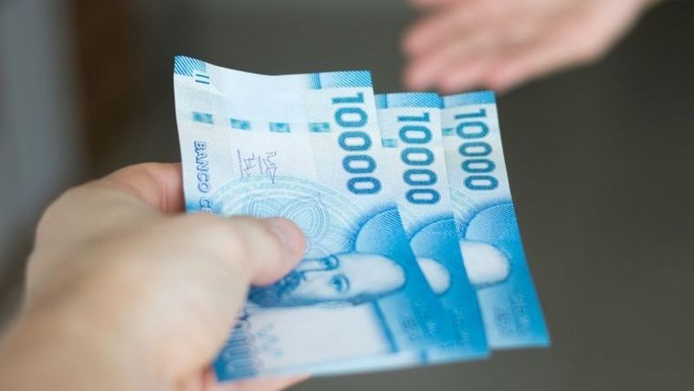 Cambiar dólar billete por pesos chilenos puede rendir más en la ciudad que en el aeropuerto en Chile. Cambiar dólar billete por pesos chilenos puede rendir más en la ciudad que en el aeropuerto en Chile.