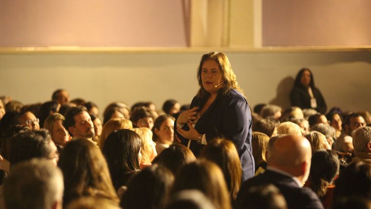 Momentos de intensa conexión espiritual e iluminación en la primera fecha en el Teatro Plaza.