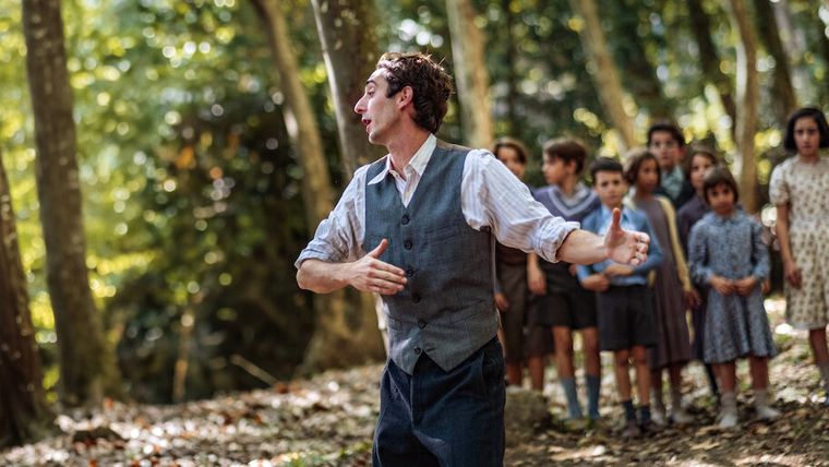 La película dura 1 hora y 45 minutos. La película dura 1 hora y 45 minutos. 