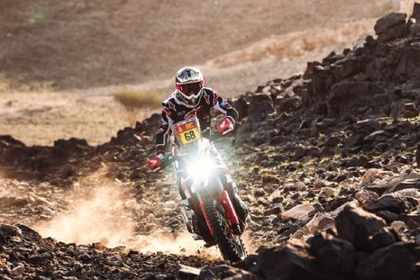 Tosha Schareina, protagonista del Dakar 2026. Tosha Schareina, protagonista del Dakar 2026.