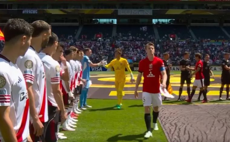 Marius Høibråten, capitán de Urawa, le negó el saludo a los jugadores de River