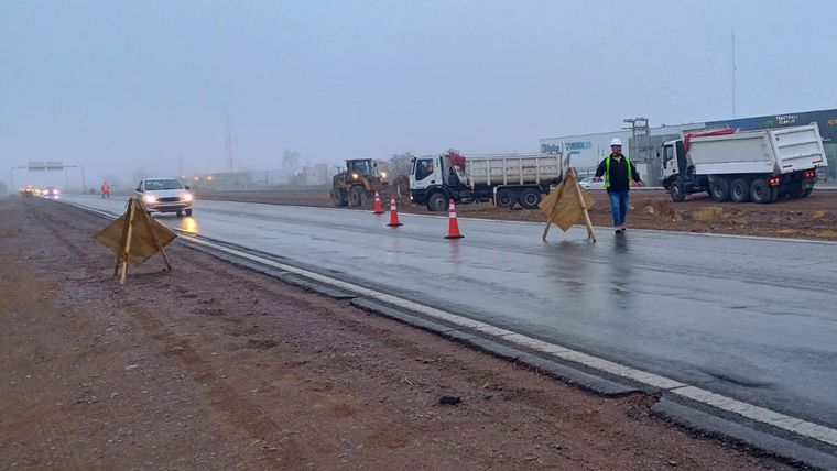El plan de mejoras del Acceso Este contempla reparación de baches, tratamiento de fisuras y fortalecimiento de banquinas en distintos sectores de la ruta.