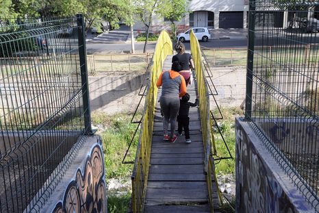 El puente peatonal era usado por los vecinos como un acceso practico, aunque inseguro en sus últimos años de funcionamiento. El puente peatonal era usado por los vecinos como un acceso practico, aunque inseguro en sus últimos años de funcionamiento.