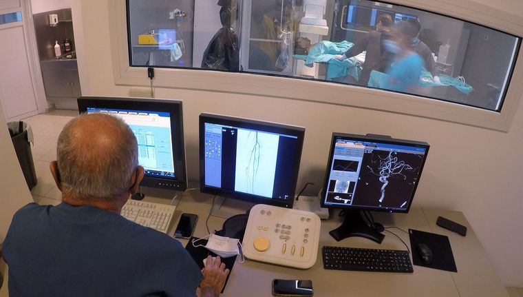 En hospitales y laboratorios, Windows XP se utiliza para equipos médicos y de diagnóstico. En hospitales y laboratorios, Windows XP se utiliza para equipos médicos y de diagnóstico.