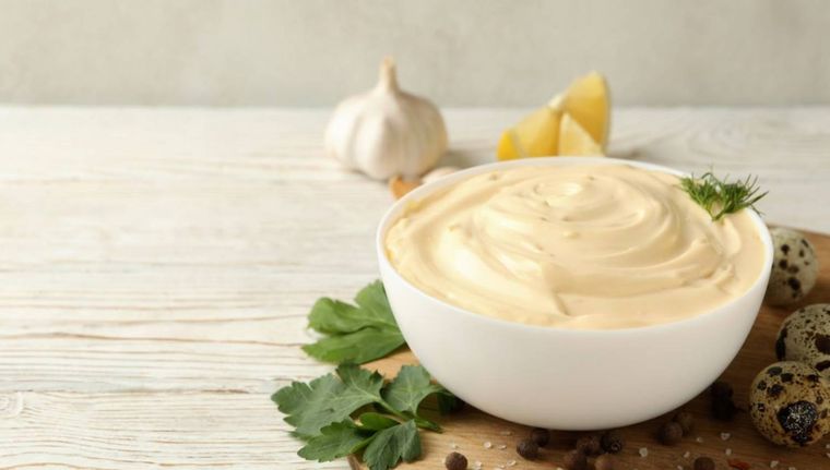 Cómo preparar una mayonesa proteica baja en grasas (Shutterstock).