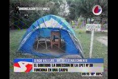 misiones: un director de escuela tiene su despacho en una carpa