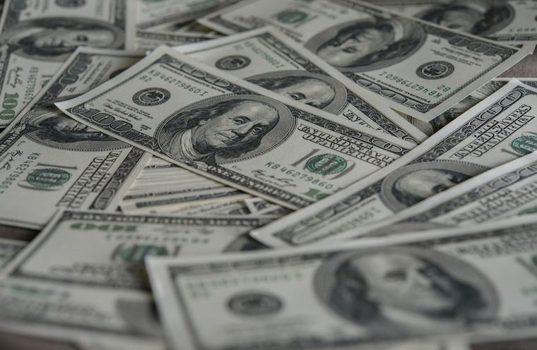 Pese a la relativa estabilidad macroeconómica, a diario los argentinos siguen pendientes de la cotización del dólar en sus distintas versiones.&nbsp;