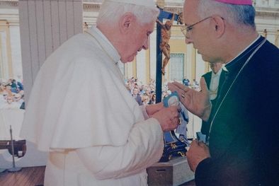 MDZol | Monseñor Santiago junto al Papa Benedicto XVI, mostrándole una imagen del Cura Brochero.