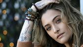 Paris Jackson muestra con la linterna del celular la perforación del tabique y advierte sobre el daño que le causaron las drogas. Paris Jackson muestra con la linterna del celular la perforación del tabique y advierte sobre el daño que le causaron las drogas.