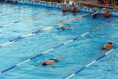 dos caras de una misma crisis: natatorios y canchas de futbol estan en peligro