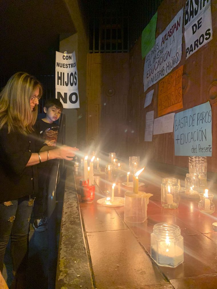 Con nuestros hijos no, reza uno de los carteles protagonista de la vigilia.