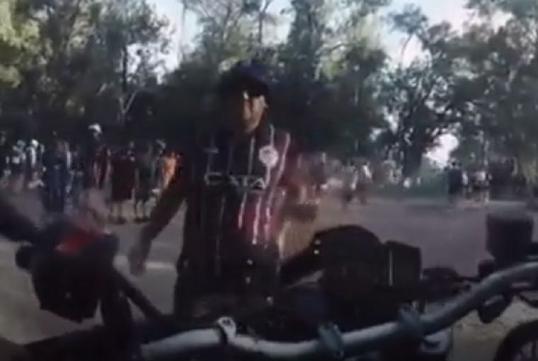 Un policía subió a sus redes un video en el que amedrenta a un hincha de Godoy Cruz Foto: Captura de video