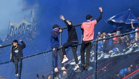 La medida alcanza a 24 simpatizantes de Independiente Rivadavia y rige en todo el país tras un hecho con un colectivo rumbo a un partido.