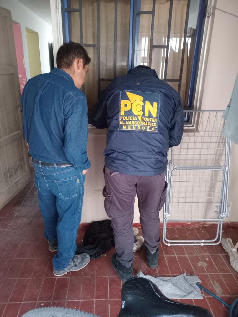 Personal de la Policía Contra el Narcotráfico (PCN) tomó intervención frente al hallazgo de droga. Personal de la Policía Contra el Narcotráfico (PCN) tomó intervención frente al hallazgo de droga.