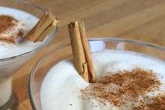 La leche merengada es una delicia que puede disfrutarse en todo momento. Foto: https://ep00.epimg.net/elcomidista/imagenes/2016/07/06/receta/1467801325_977250_1467801638_media_normal.jpg