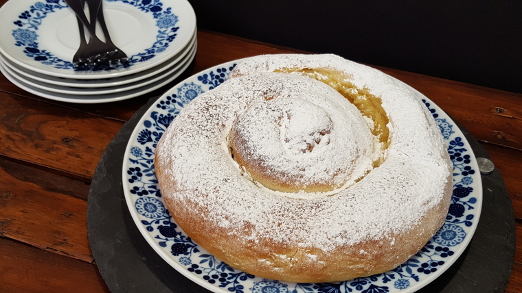 La receta de ensaimada suele espolvorearse con azúcar glass antes de servir. La receta de ensaimada suele espolvorearse con azúcar glass antes de servir.