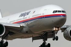 un avion de malaysia airlines regreso de urgencia por fuego en su motor