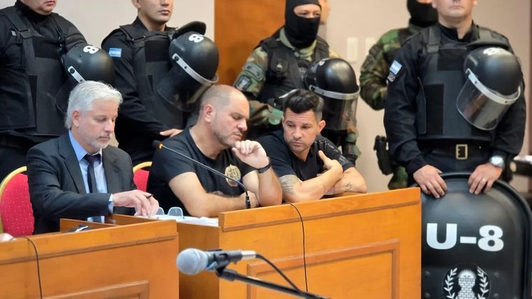 Leonardo Cositorto junto a uno de los acusados y su abogado durante el juicio Foto: NA