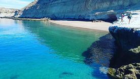 El pueblo de Puerto Pirámides se asienta en la costa patagónica del Golfo Nuevo dentro de la Península Valdés protegida. El pueblo de Puerto Pirámides se asienta en la costa patagónica del Golfo Nuevo dentro de la Península Valdés protegida.
