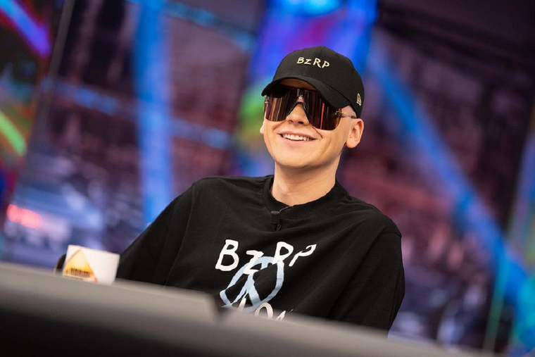 Bizarrap brilló en París con look total black.
