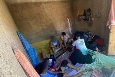 Un grupo de los hombres rescatados que estaban sin agua ni ventilación Foto: NA Un grupo de los hombres rescatados que estaban sin agua ni ventilación Foto: NA