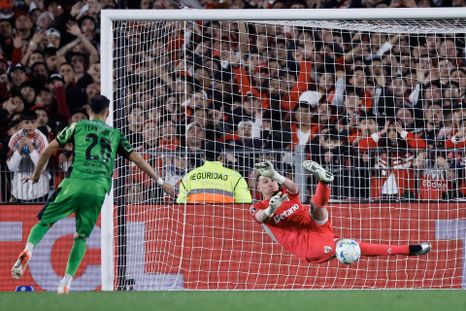El arquero de River le atajó el penal decisivo a Marcelo Fernández y River se metió entre los mejores ocho de la Libertadores. El arquero de River le atajó el penal decisivo a Marcelo Fernández y River se metió entre los mejores ocho de la Libertadores.