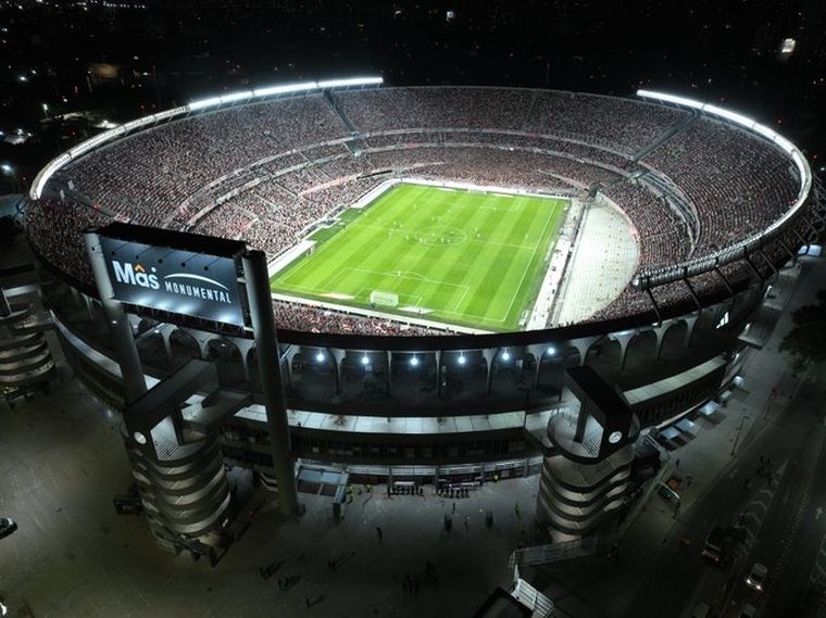 Se viene el techo y la capacidad del estadio Monumental llegará a 100 mil espectadores. Se viene el techo y la capacidad del estadio Monumental llegará a 100 mil espectadores.