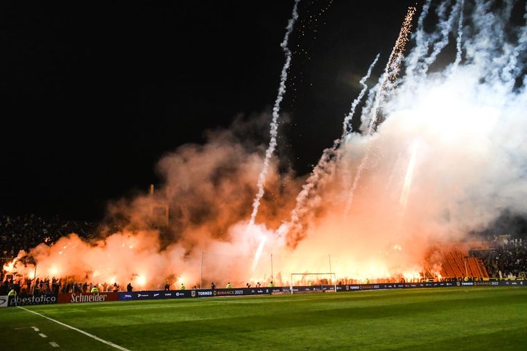 Toda la pirotecnia desplegada en la cabecera norte Foto: Juan Ignacio Blanco / MDZ.