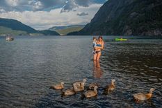 El sur de Argentina tiene hermosas paisajes y playas en los lagos para vivir el verano a pleno. Foto: Instagram Turismo Neuquén