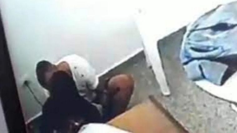 El momento que comprometió al preso y a la jueza Foto: Captura de video