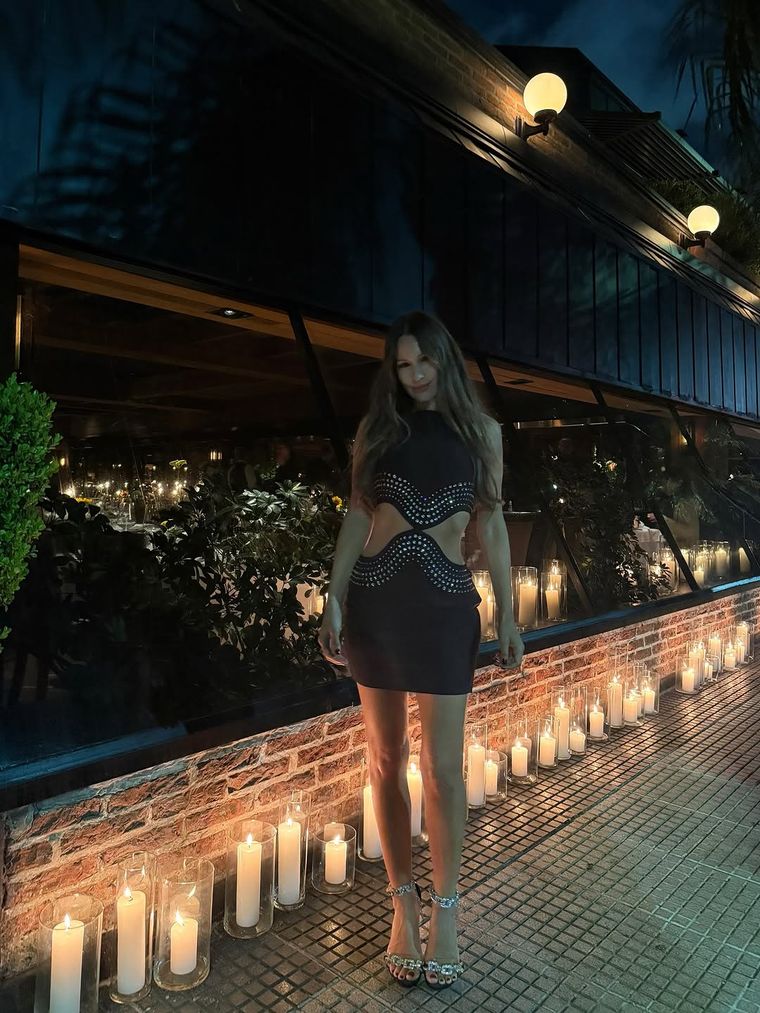 Pampita impactó con un mini vestido negro lleno de brillos y recortes. Pampita impactó con un mini vestido negro lleno de brillos y recortes.