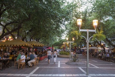 Los transeúntes reaccionaron al ver el atuendo que el influencer mendocino lució por las calles mendocinas. Los transeúntes reaccionaron al ver el atuendo que el influencer mendocino lució por las calles mendocinas.