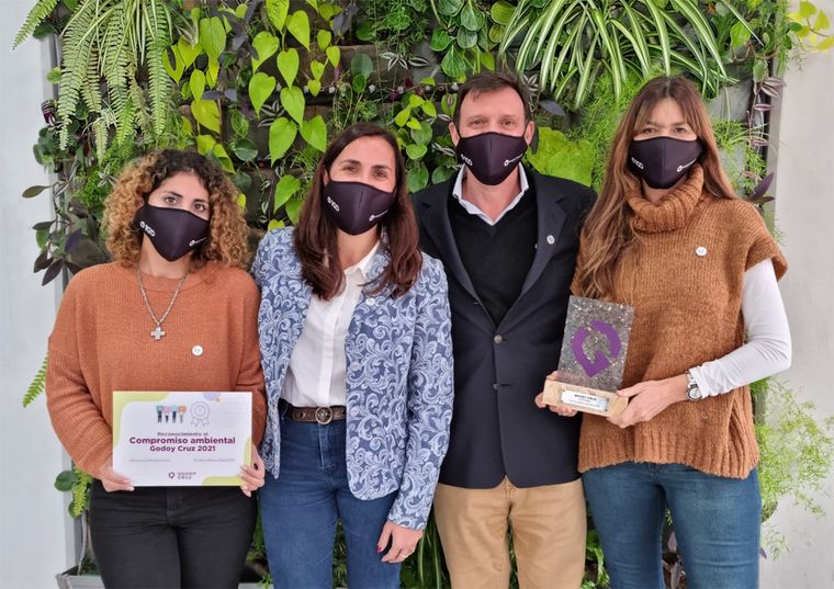 Reconocimiento al compromiso ambiental. Virginia Sauma, Gerente de Medio Ambiente y Alejandro y Alejandro Demonte Gerente General junto con Paula Martínez y Micaela Arcaná. Foto: Knight Piésold Argentina